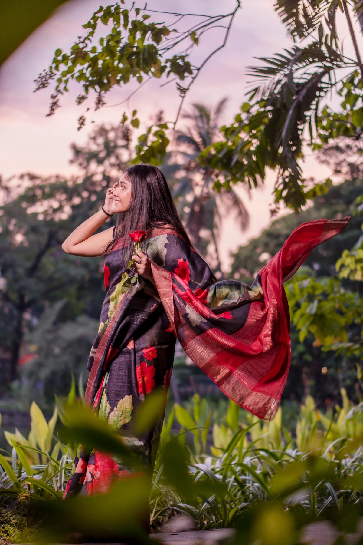 Rose Red Floral Bliss Premium Black Tussar Silk Saree with Zari Weaving – Ethnic Party Wear Saree