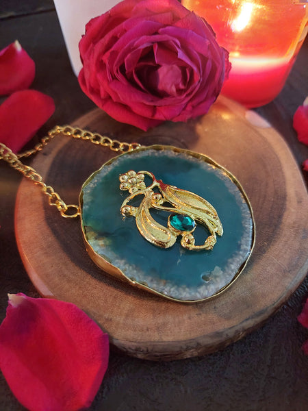 Antique Gold chained Neck-piece Gold Finish Textured Stone Work Pendant Necklace with Carved Gold Detailing